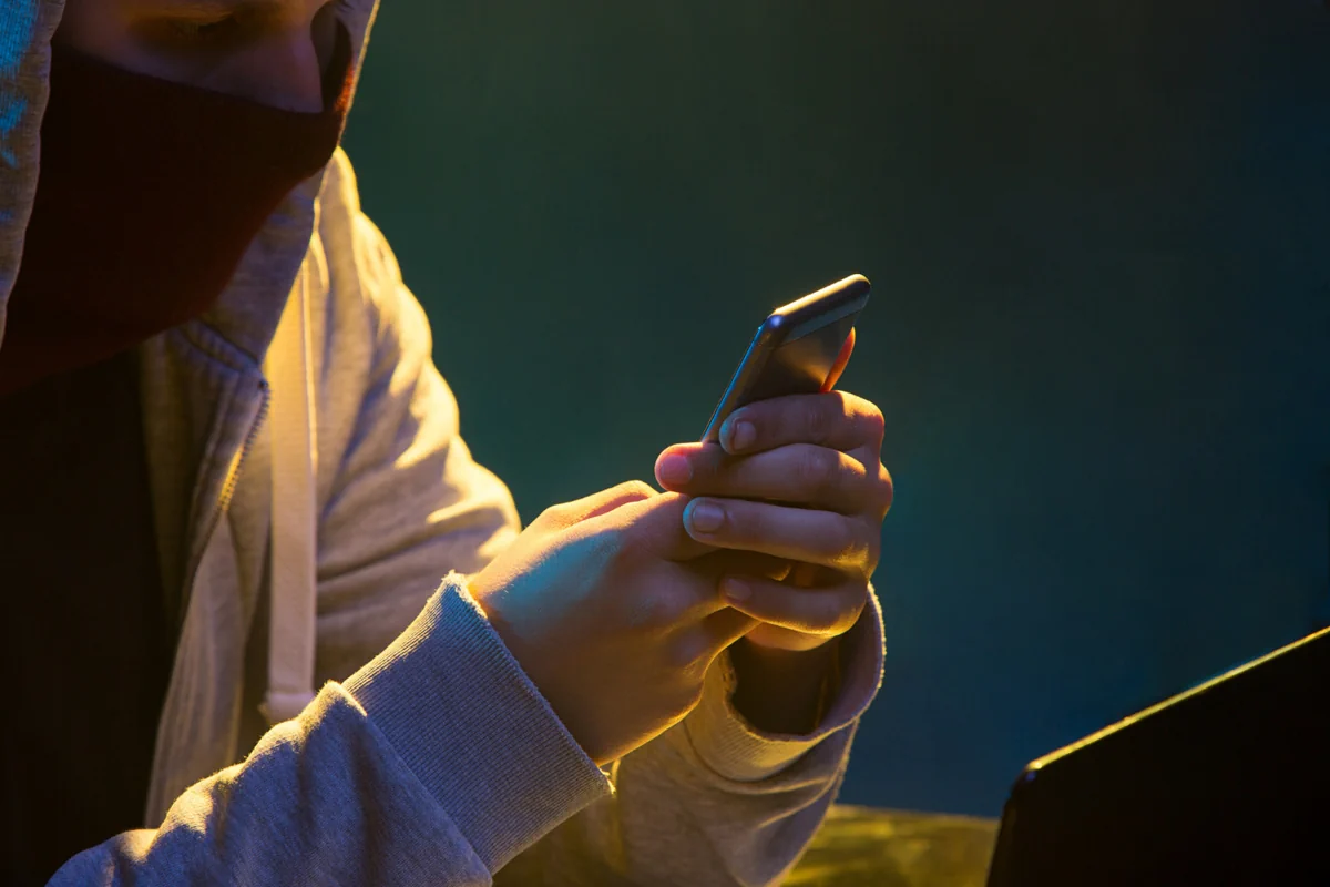 Piratage téléphonique : qu'est-ce que c'est et comment rester en sécurité ?